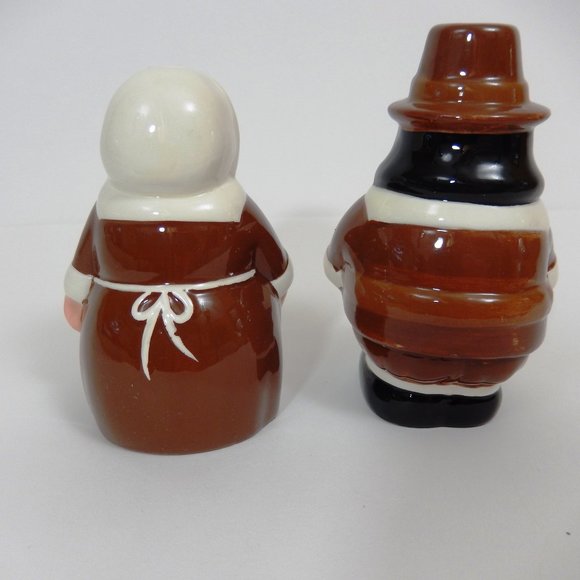 Publix Seasons Greetings, Pilgrim Pair Salt and Pepper Shaker - Picture 4 of 11